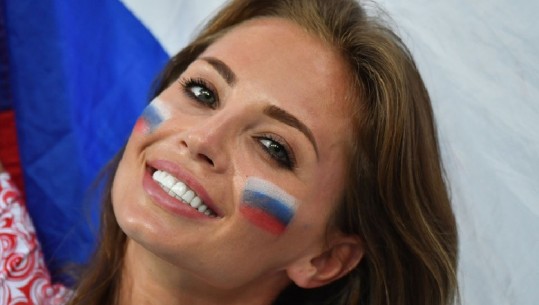Rusi-Kroaci, jo vetëm futboll, ‘luftë’ mes bukurosheve në tribunë/ FOTO
