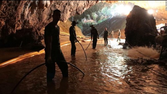 Tajlandë/ Pas dy javësh në shpellë, nis shpëtimi i ekipit të futbollit, katër prej djemve dalin jashtë
