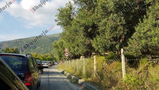 Fluksi i pushuesve/ Trafik i rënduar në aksin Orikum-Vlorë/ FOTO