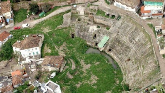 Sezoni turistik, fluks turistësh të huaj në Amfiteatrin e Durrësit