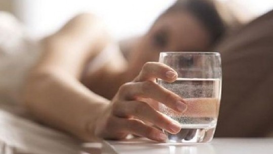 Pini ujë para gjumit? Ja pse nuk duhet ta bëni më