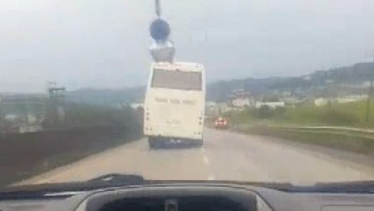 Video/ Autostrada Tiranë-Durrës, autobusi vë në rrezik pasagjerët, udhëton vetëm me dy rrota