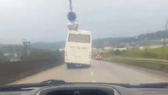 Video/ Autostrada Tiranë-Durrës, autobusi rrezikon jetën e pasagjerëve, udhëton vetëm me dy goma