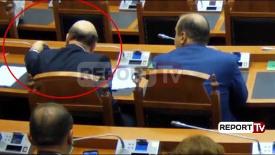 REPORT TV siguron VIDEON/ Momenti kur Panariti ndërron kartën e Bitrit me të Tavos në Kuvend