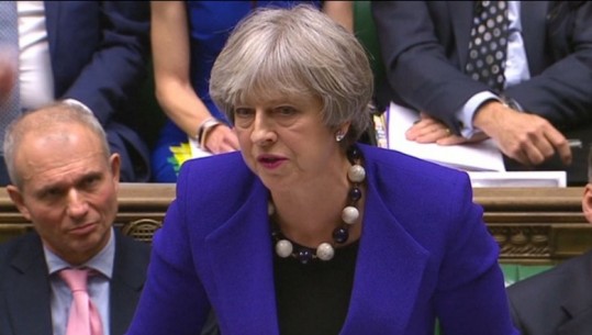 Pavarsisht dorëheqjes së ministarve, Theresa May mbron planin për Brexit