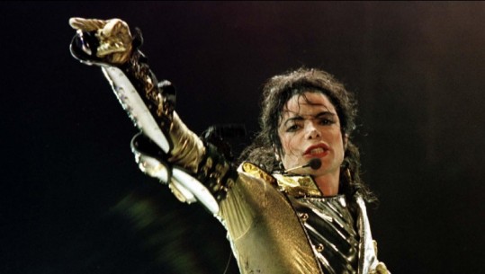 'Uroj të digjet në ferr'/ Ish-mjeku i Michael Jackson publikon detaje të frikshme për babanë e këngëtarit