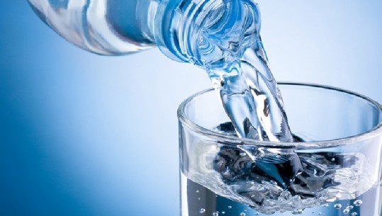 Konsumi i lëngjeve është i shëndetshëm por në ç’kohë dhe në ç’mënyrë duhet të pimë ujë?