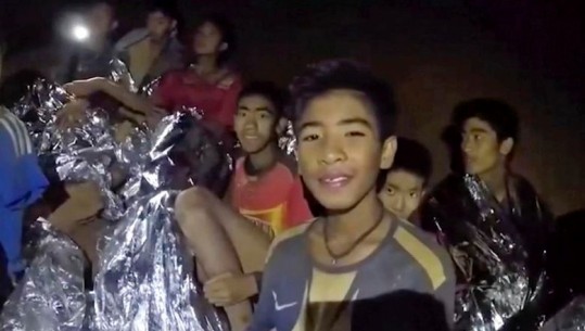 Pasi u shpëtuan nga shpella në Tajlandë, klubi i Benficas fton djemtë të stërviten në kampin e tyre