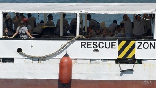 Anija shpëton jetën e 66 emigrantëve, Italia nuk i lejon ankorimin në port