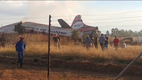 Rrëzohet avioni me pasagjerë në Afrikën e Jugut, plagosen 19 persona