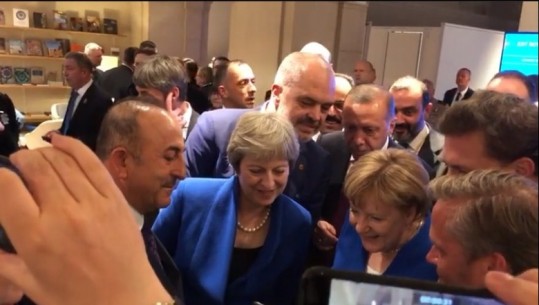 Futbolli “gozhdon” Theresa May, Merkel, Ramen, Erdoganin... Ja video