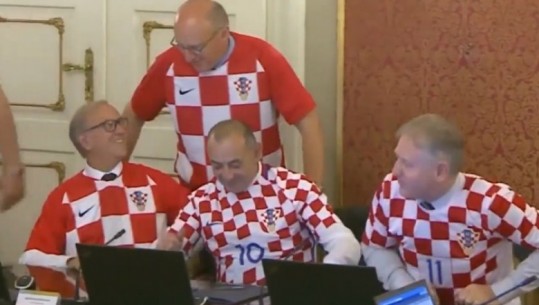 VIDEO /Kroacia në finale, kryeministrat dhe ministrat kroatë me fanellat e kombëtares në mbledhjen e kabinetit qeveritar