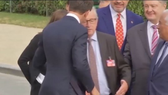Samit i vështirë për Juncker, i merren këmbët e s’lë lider pa puthur (Video)