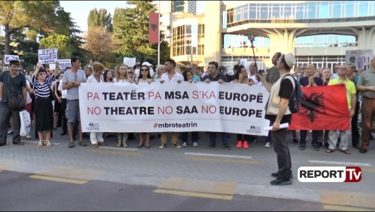 Protesta kundër shembjes së Teatrit, artistët marshojnë para Presidencës: Pa Teatër, pa MSA s'ka Europë