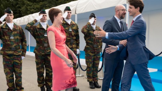 Kryeministri kanadez le me ‘krahë hapur’ homologun e tij belg, i puth gruan/ VIDEO