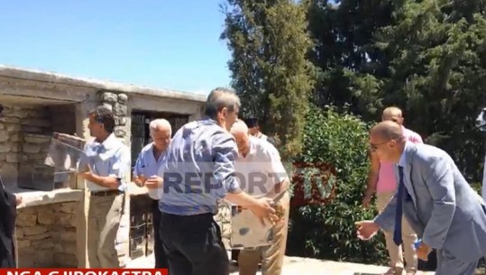 Gjirokastër/ Varrosen në Bularat eshtrat e ushtarëve grekë, të pranishëm drejtues të kishës së Janinës/VIDEO