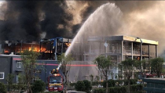 Shpërthim i fuqishëm në një fabrikë kimike në Kinë, raportohen 19 të vdekur