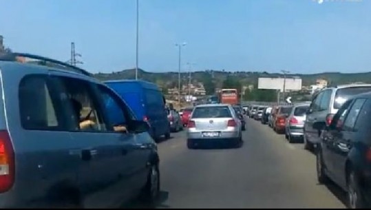 Dyndje drejt Gjirit të Lalzit/ Fluks automjetesh në Tiranë-Durrës, policia këshillon drejtuesit