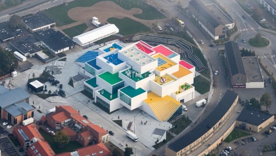 Përurohet shtëpia e LEGO-s, u projektua nga arkitekti i Teatrit Kombëtar, Bjarke Ingels
