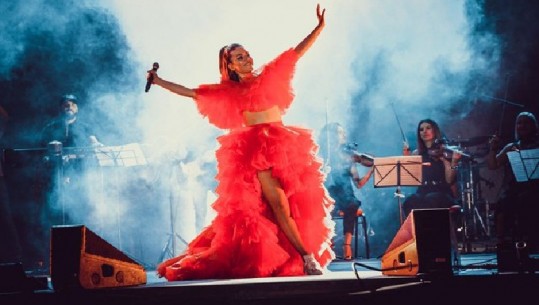 Elvana Gjata mbrëmje spektakolare në Prishtinë, mijëra fansa në koncert