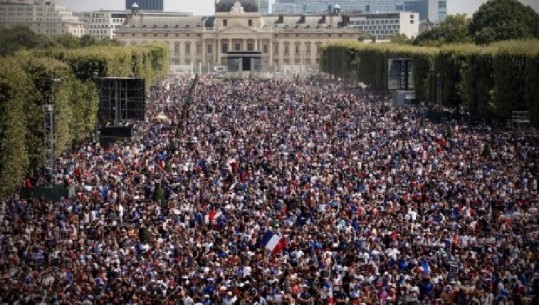VIDEO /Francë-Kroaci, Parisi dhe Zagrebi ‘pushtohen’ nga tifozët