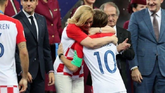 VIDEO/ Presidentja e Kroacisë puth kupën dhe përqafon të gjithë futbollistët, ja festa e çmendur në shi