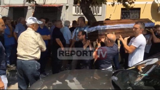 Përcillen për në banesën e fundit çifti i vrarë në Shkodër/VIDEO