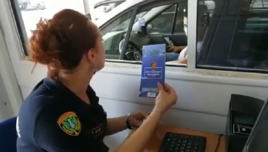 Radhët e gjata në Morinë, policia shpërndan fletëpalosje enkas për pushuesit kosovarë që vijnë në Shqipëri