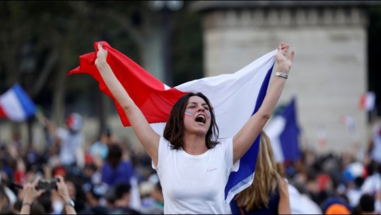 Video/ Kupa e Botës mbërrin në shtëpi, mijëra francezë 'pushtojnë' sheshin