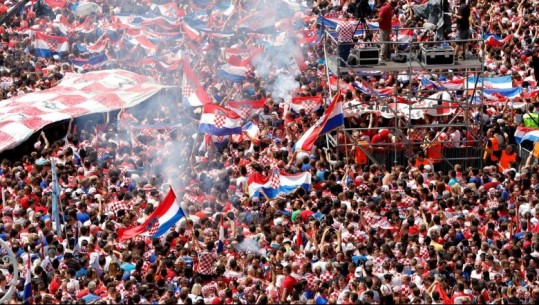 Kthehen në atdhe pa Kupën e Botës, por priten në mënyrë madhështore futbollistët e Kroacisë 