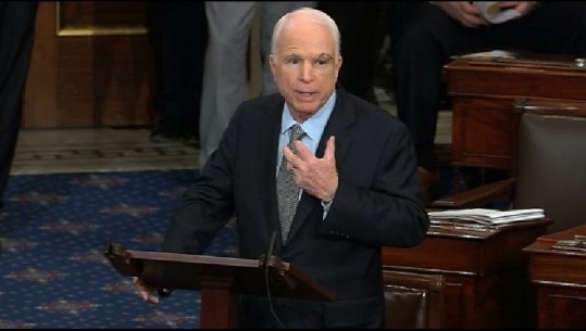 Senatori amerikan, McCain: Takimi Trump-Putin, një gabim tragjik