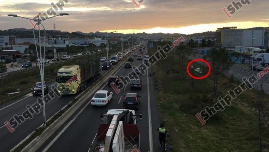 Aksident i trefishtë në Tiranë-Durrës, makina 'fluturon' mbi trafikndarëse, një i vdekur/ VIDEO