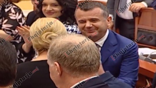 Presidentja kroate merr vëmendjen e deputetëve shqiptarë, Balla i shkel syrin/VIDEO