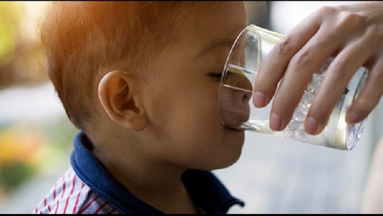 Studimi/ Ja sa ujë duhet të pijnë fëmijët