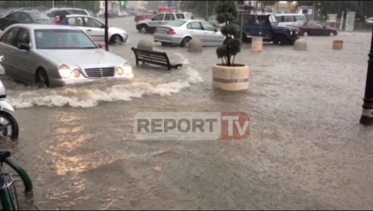 Mot i pazakontë në mes të korrikut/ Vdes i riu nga rrufeja në Gjirokastër, përmbytje dhe dëme në disa qytete (Foto+Video)