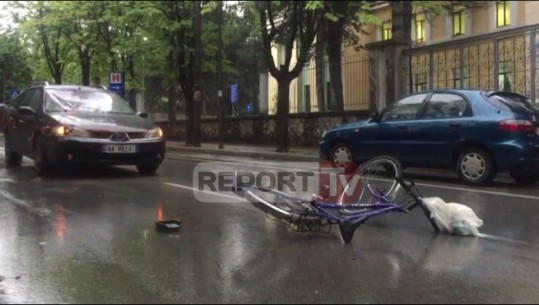 E përplas makina në qendër të Korçës teksa lëvizte me biçikletë, vdes në spital 61-vjeçari