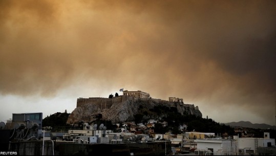 PAMJE NGA LART/ Greqia në flakë, Akropoli i mbuluar nga tymi/ VIDEO
