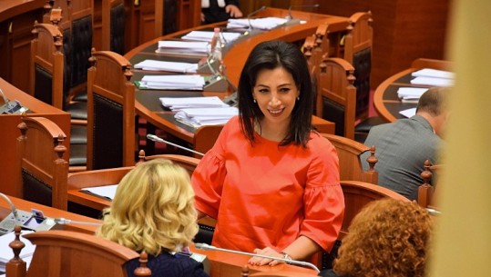 Ç’na shpëtoi dje nga Kuvendi/ Buqeta me lule, fustane, tensione e të qeshura, si e mbyllën sesionin deputetët shqiptarë/Foto