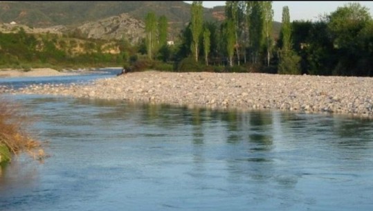 Po peshkonte bashkë me dy vëllezërit, mbytet 19-vjeçari te lumi i Brarit në Tiranë