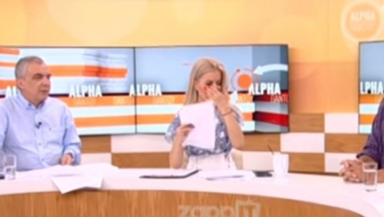 Transmetonin pamjet e flakëve, gazetarja greke shpërthen në lot gjatë emisionit (Video)