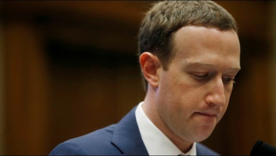 Aksionet e Facebook bien me 20%, investitorët duan kërkojnë shkarkimin e tij