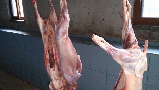 Jashtë kushteve, AKU bllokon 330 kg mish në Përmet dhe Burrel 
