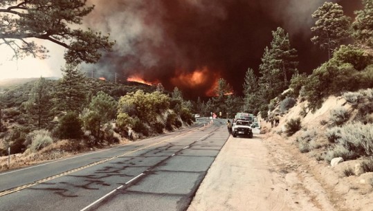 Zjarret kërcënojnë Kaliforninë, 2 zjarrfikës humbin jetën në luftë me flakët, 500 shtëpi të shkatërruara
