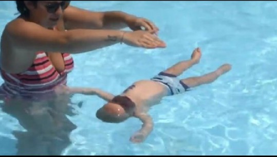 Vetëm 8 muajsh dhe di të notojë, bebi shqiptar mahnit shikuesit (Video)