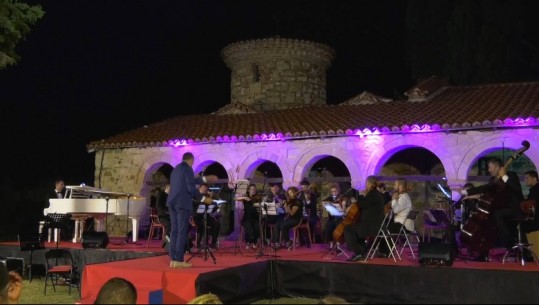 Manastiri i Zvërnecit ‘ndez’ shpirtrat e turistëve, në ishull koncerti ‘Tingujt e jetës mes Tokës e Detit’