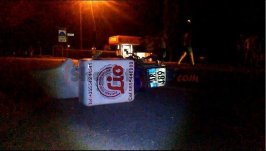 Aksident i rëndë në Elbasan, makina përplas motorin e picave, rëndë 25-vjeçari