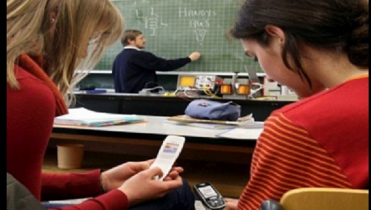 Përdorimi i telefonit nëpër shkolla nuk lejohet, ja vendimi i parlamentit të Francës
