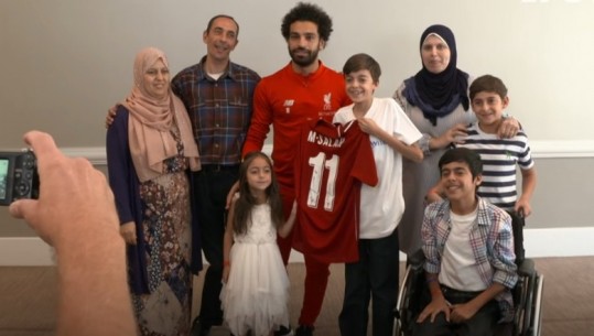 VIDEO/ Mohamed Salah tregon anën humane të tij, bën realitet ëndrrën e djaloshit 16-vjeçar