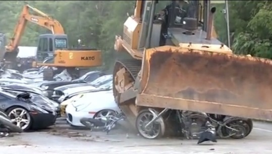 Dhjetëra makina luksoze shkatërrohen nga presidenti i Filipineve, ishin futur kontrabandë (Foto)