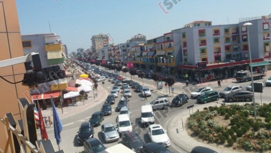 Fluksi i turistëve, rëndohet trafiku në qytetin e Fierit/VIDEO-FOTO
